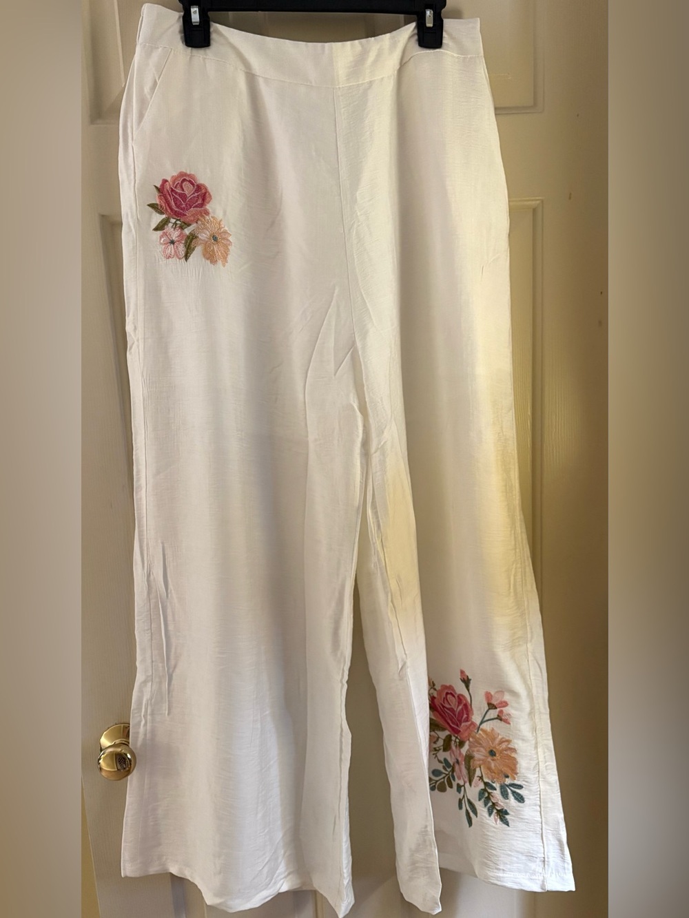 NWT La Reyna Size XXL White Wide-Leg Floral Embroidered Pants